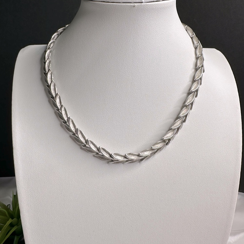 Designer Vintage Estate Signed Trifari Silver Tone Leaves Necklace